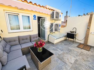 Reihenhaus  Grup sant pau. Se vende casa totalmente reformada en pleno puerto de cambrils
