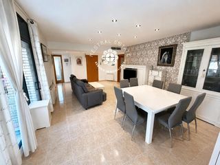 Ático  Francesc moragas i barret. Se vende piso muy luminoso con parking en cambrils