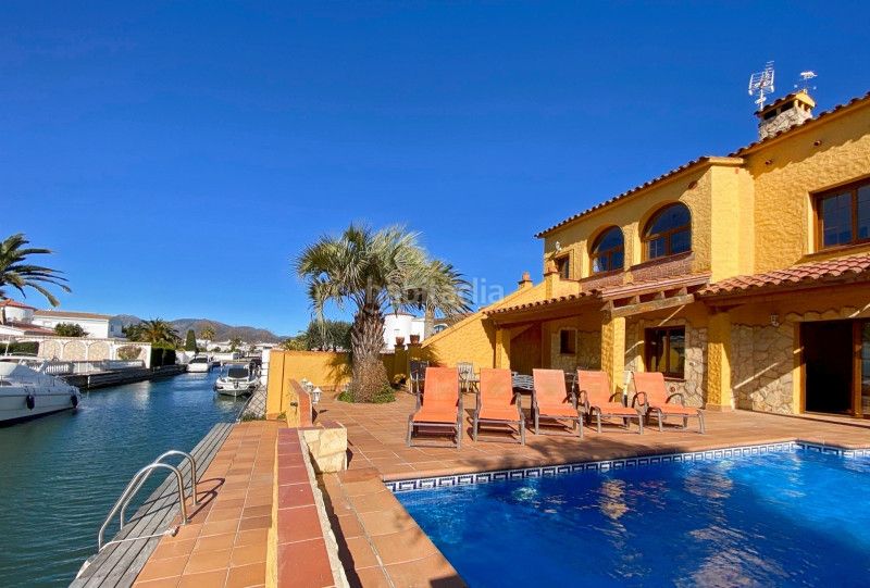 Foto 5f9809fa-3ce9-4fea-9a56-f742b99056ec. Casa amb calefacció aparcament piscina a Port Grec - Port Moxó Empuriabrava