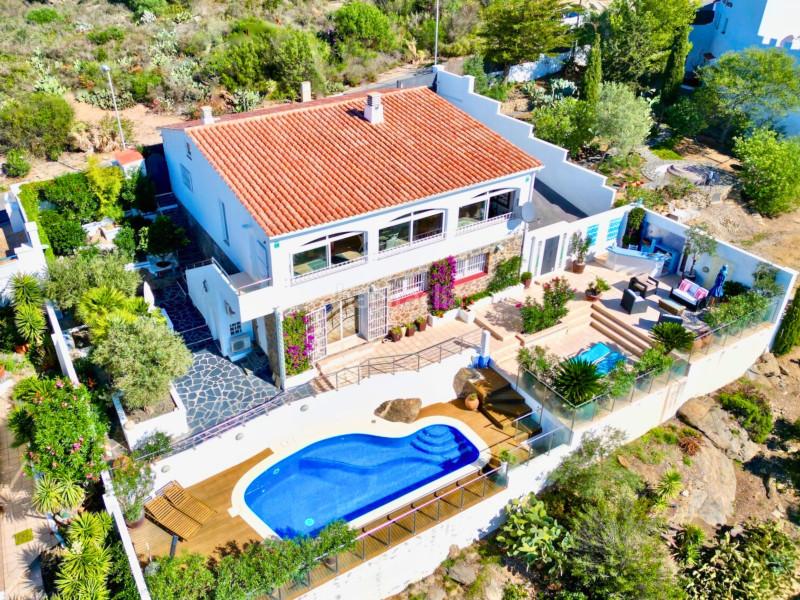 Foto 9d3b9aa4-e479-480f-bc83-7cf9b7bea363. Casa villa con una vista única y excepcional sobre la bahía con máxima insolación de la mañana a la tarde, tanto en invierno c en Roses