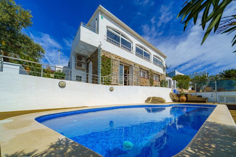 Foto edf10f4c-6cd0-44f5-ad19-b48281fa1cfe. Casa villa con una vista única y excepcional sobre la bahía con máxima insolación de la mañana a la tarde, tanto en invierno c en Roses