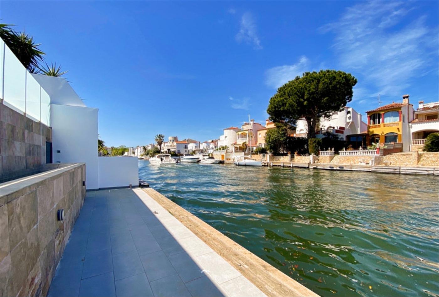 Villa de lujo con amarre privado de 12,5 metros situada en la Co Empuriabrava