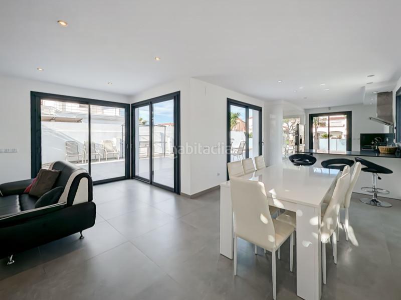Foto 2bea9f96-2798-49c1-98a3-1143d8eeb286. Casa villa de lujo con amarre privado de 12,5 metros situada en la costa brava en españa. recientemente renovado a un alto nivel, esta en Empuriabrava