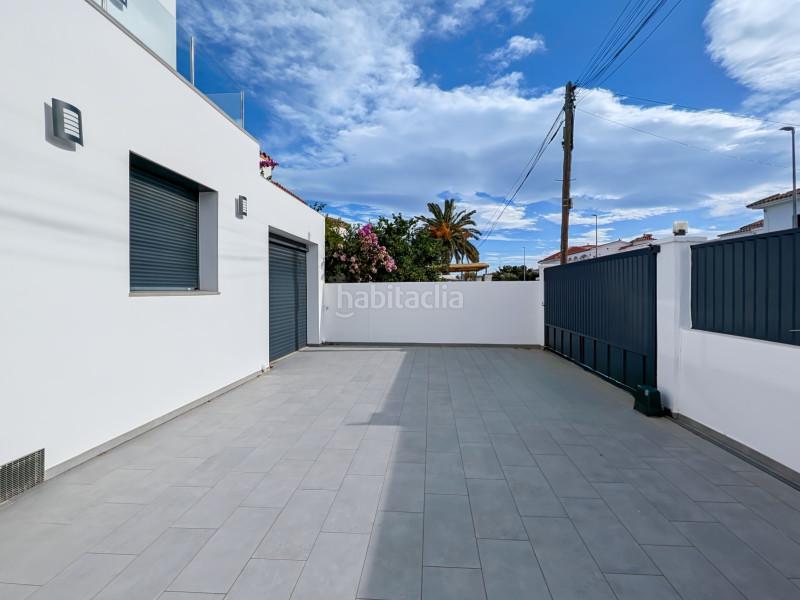 Foto 4b20d927-c869-4e53-b7ee-3b3fa4452b06. Casa villa de lujo con amarre privado de 12,5 metros situada en la costa brava en españa. recientemente renovado a un alto nivel, esta en Empuriabrava
