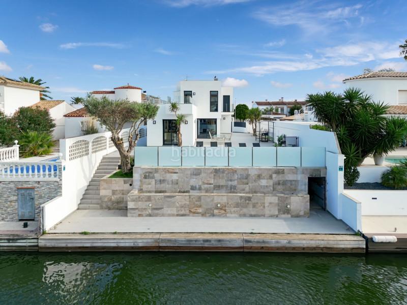 Foto 81592c7b-2fc6-4950-891a-e04d349fef79. Casa villa de lujo con amarre privado de 12,5 metros situada en la costa brava en españa. recientemente renovado a un alto nivel, esta en Empuriabrava