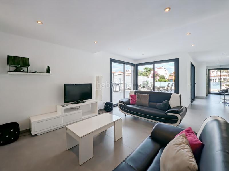 Foto a5637ff5-7a3a-4ff2-8e7d-ea3beb4e2999. Casa villa de lujo con amarre privado de 12,5 metros situada en la costa brava en españa. recientemente renovado a un alto nivel, esta en Empuriabrava