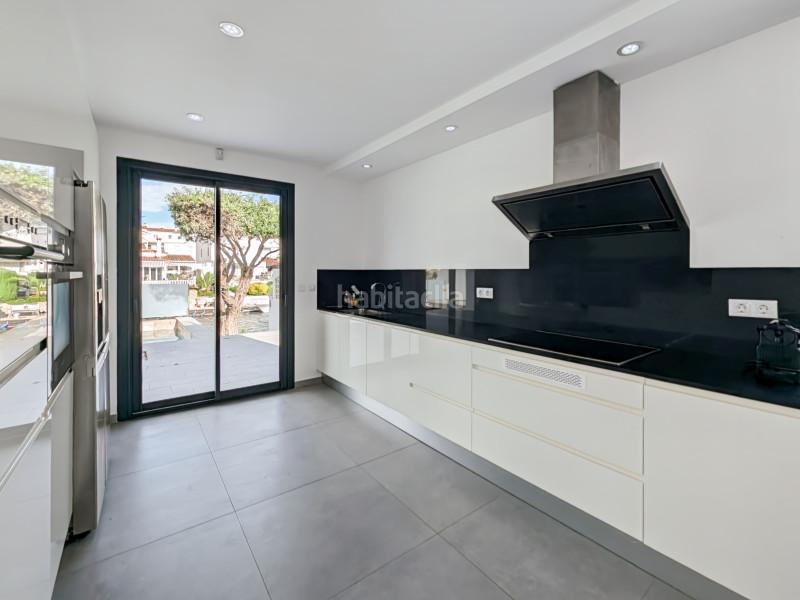 Foto e4f03fa7-2ab7-454b-91ae-ee18d4f6be6d. Casa villa de lujo con amarre privado de 12,5 metros situada en la costa brava en españa. recientemente renovado a un alto nivel, esta en Empuriabrava