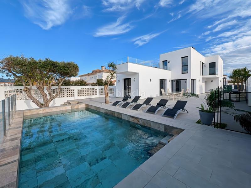 Foto ee88ad4b-51f5-4faa-9885-670247b587ae. Casa villa de lujo con amarre privado de 12,5 metros situada en la costa brava en españa. recientemente renovado a un alto nivel, esta en Empuriabrava