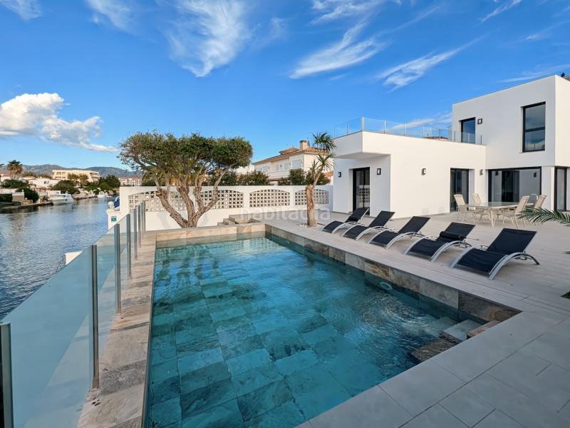 Foto fcc39cd4-7099-4059-9a23-fcbd266b62e9. Casa villa de lujo con amarre privado de 12,5 metros situada en la costa brava en españa. recientemente renovado a un alto nivel, esta en Empuriabrava