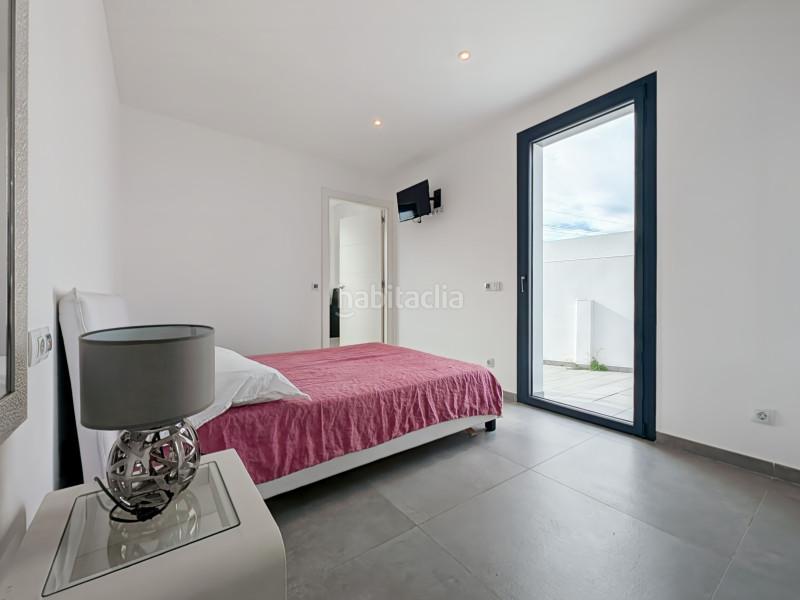Foto fd744139-a8da-4bbd-8193-1623a0520310. Casa villa de lujo con amarre privado de 12,5 metros situada en la costa brava en españa. recientemente renovado a un alto nivel, esta en Empuriabrava