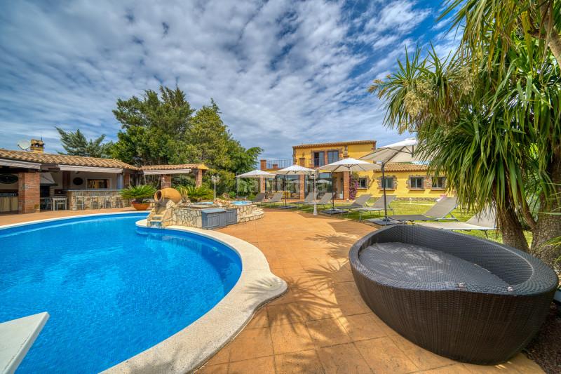 Foto 4d28cbcb-d3bb-46e1-ade4-42637c45c370. Casa excepcional villa de lujo enclavada en el golf , rodeada de exuberante naturaleza y una serena tranquilidad, al tiempo en Peralada