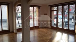Local Comercial  Carrer del doctor hermenegild arruga. Local de 80m2 en el centro de roses. se vende local vacío con un