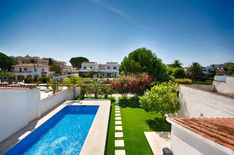 Foto fa4b2163-ea25-4d17-a577-4a4c4cf01807. Haus mit heizung parking pool in Cap Ras - Creus - Falconera Empuriabrava