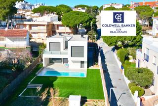 Casa  N/a. Bienvenido a tu retiro costero en llançà, un santuario de sereni