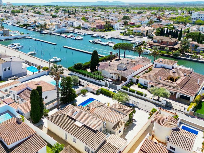 Foto 17b617b0-071e-4385-a6f7-f17c78cbd377. Casa exclusivo casa de una sola planta situada en el codiciado barrio del Peni , a pocos pasos de las playas y cerca de en Empuriabrava