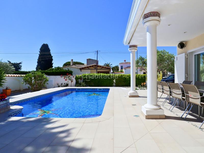 Foto 1972061a-5ba5-493b-90b2-6f2653c89694. Casa exclusivo casa de una sola planta situada en el codiciado barrio del Peni , a pocos pasos de las playas y cerca de en Empuriabrava