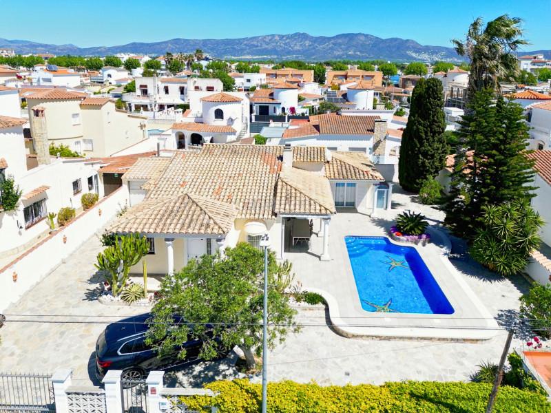Foto 40c69cbd-0a83-414d-bda4-b727eb952375. Casa exclusivo casa de una sola planta situada en el codiciado barrio del Peni , a pocos pasos de las playas y cerca de en Empuriabrava