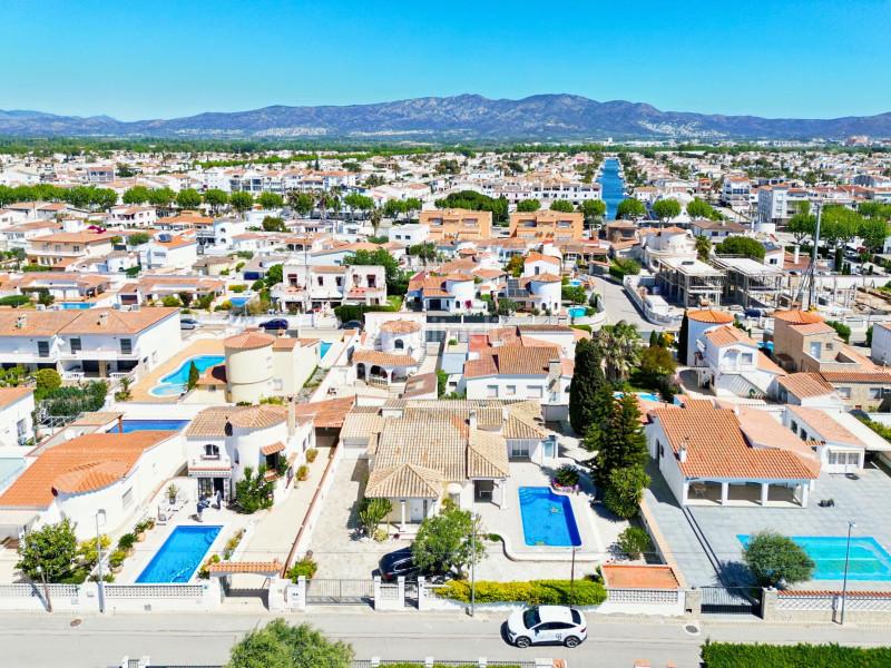Foto 8a65fa21-05a6-4d31-b31d-64e365d2cfaa. Casa exclusivo casa de una sola planta situada en el codiciado barrio del Peni , a pocos pasos de las playas y cerca de en Empuriabrava