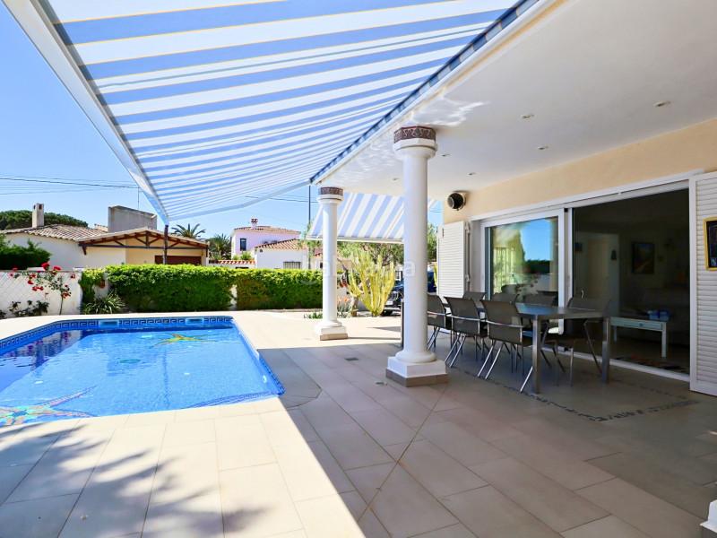 Foto eb1d2acb-1247-4d30-acf9-5bc388cdc506. Casa exclusivo casa de una sola planta situada en el codiciado barrio del Peni , a pocos pasos de las playas y cerca de en Empuriabrava