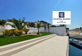 House  N/a. Villa completamente reformada con amarre privado situada en la c