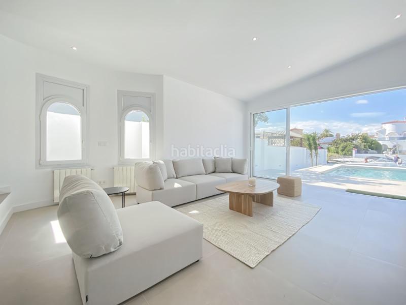 Foto 3dac8c3b-041c-4734-8884-c3e119da72d5. Casa villa completamente reformada con amarre privado situada en la costa brava más concretamente , el puerto deportivo en Empuriabrava