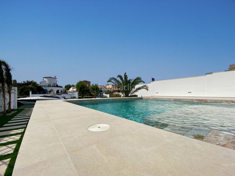Foto 60cc044e-ed99-440c-8a90-e991df51fc90. Casa villa completamente reformada con amarre privado situada en la costa brava más concretamente , el puerto deportivo en Empuriabrava