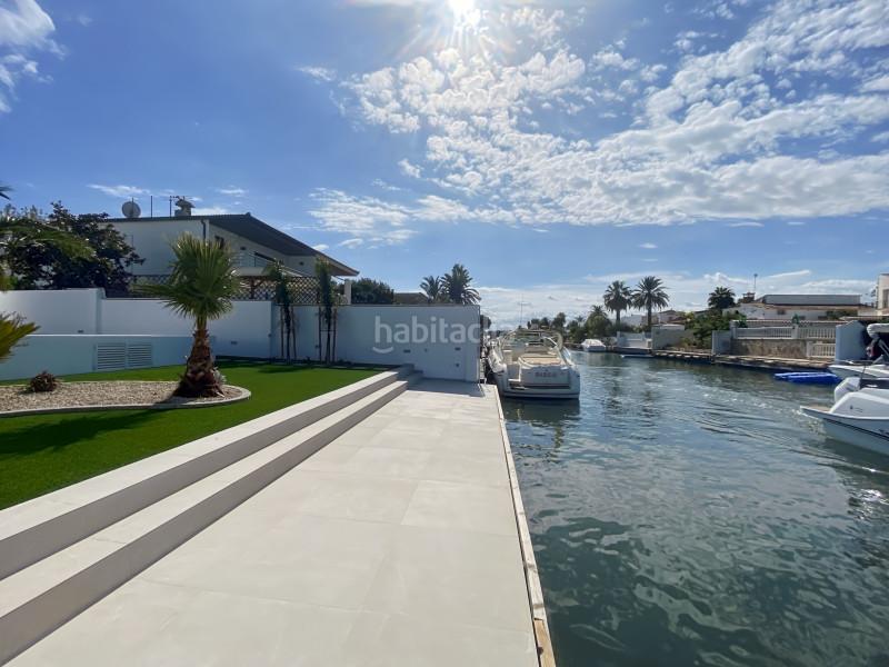 Foto 8696ec59-d306-4042-a7f0-8ae90ea040ad. Casa villa completamente reformada con amarre privado situada en la costa brava más concretamente , el puerto deportivo en Empuriabrava