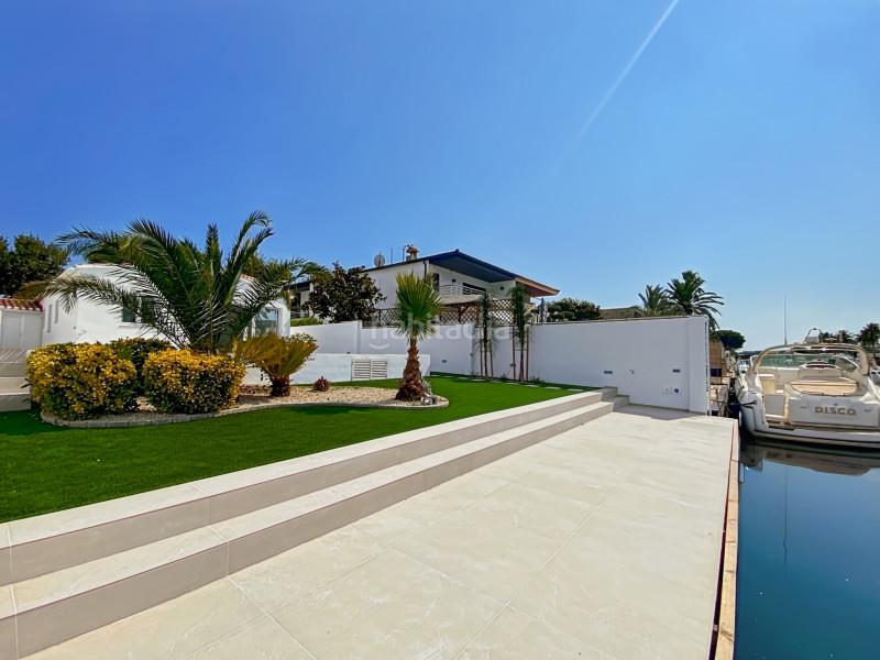 Foto b1492efe-d176-41ce-a6d1-a97d25c08d55. Casa villa completamente reformada con amarre privado situada en la costa brava más concretamente , el puerto deportivo en Empuriabrava