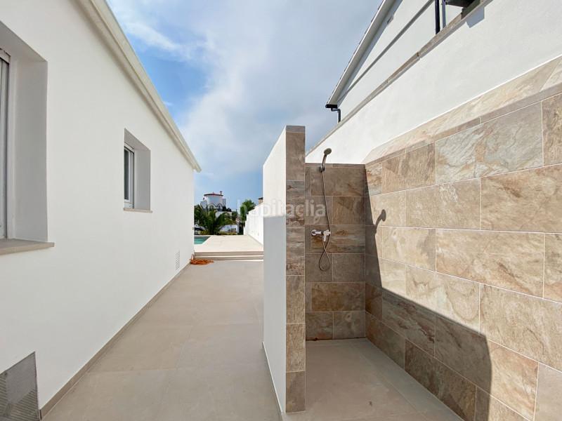 Foto c8b8b782-381c-40be-867c-e65cd4ea494d. Casa villa completamente reformada con amarre privado situada en la costa brava más concretamente , el puerto deportivo en Empuriabrava