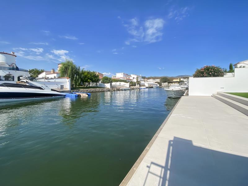 Foto ffd9474a-5b36-477c-a2fa-61157424a462. Casa villa completamente reformada con amarre privado situada en la costa brava más concretamente , el puerto deportivo en Empuriabrava