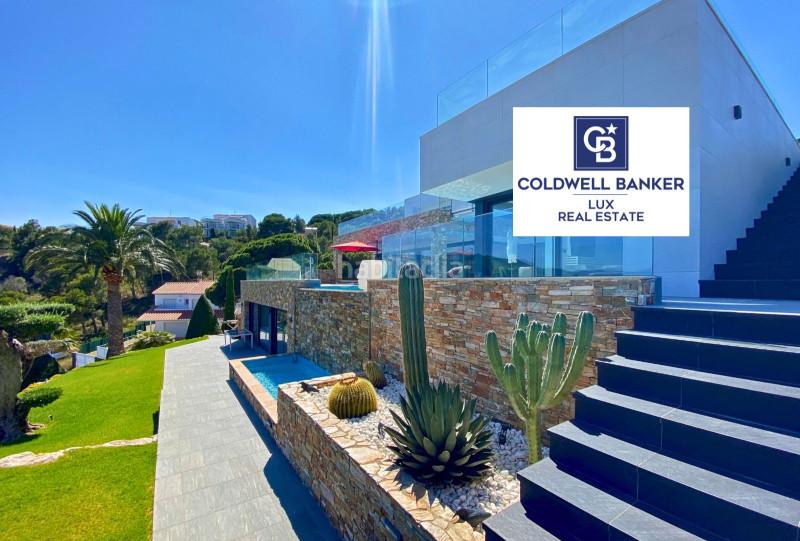 Foto 5cad30a4-0596-42a3-9076-bff653f0f0ae. Casa en venta, villa de lujo en primera línea de mar ubicada , a solamente 5 minutos a pie de una de las playas más bonitas de en Llançà