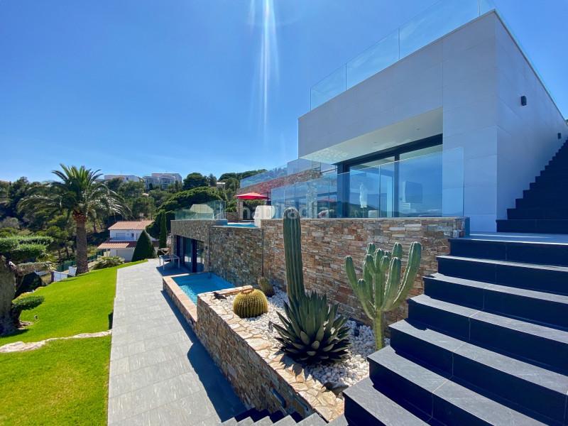 Foto c17a631f-a064-4e1b-873e-cd0c0ed9bbfc. Casa en venta, villa de lujo en primera línea de mar ubicada , a solamente 5 minutos a pie de una de las playas más bonitas de en Llançà