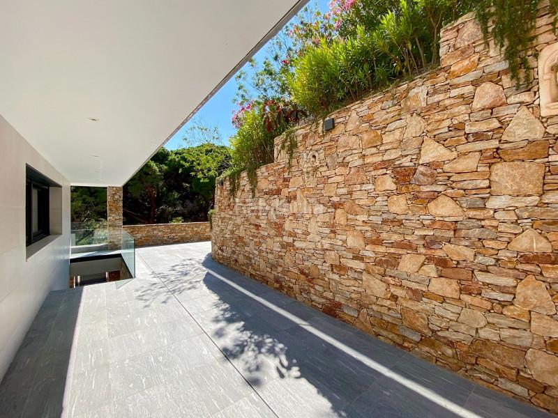 Foto c95c8a2d-4a95-443f-8d6f-278208a6d7c1. Casa en venta, villa de lujo en primera línea de mar ubicada , a solamente 5 minutos a pie de una de las playas más bonitas de en Llançà