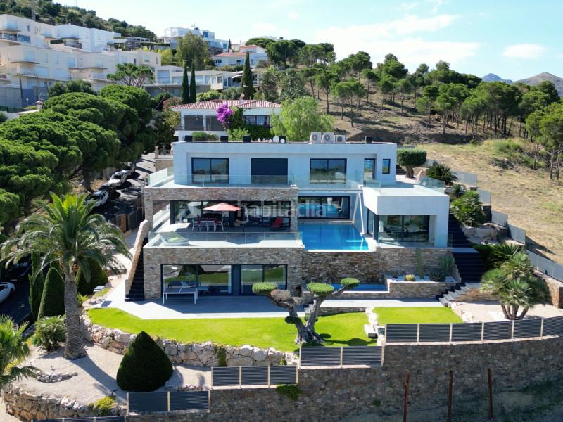 Foto cc0b9387-b11e-4470-b448-530aaafefdec. Casa en venta, villa de lujo en primera línea de mar ubicada , a solamente 5 minutos a pie de una de las playas más bonitas de en Llançà