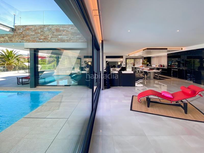 Foto f90dcaff-7251-49cf-b3cb-be35e6cd24b0. Casa en venta, villa de lujo en primera línea de mar ubicada , a solamente 5 minutos a pie de una de las playas más bonitas de en Llançà