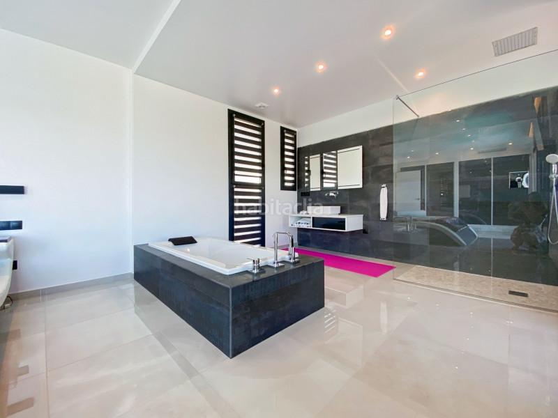 Foto fb7cbb38-efb6-4ff7-90fc-81bb2d6c1538. Casa en venta, villa de lujo en primera línea de mar ubicada , a solamente 5 minutos a pie de una de las playas más bonitas de en Llançà