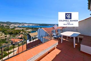 Casa  N/a. Encantadora casa de dos pisos con una vista preciosa al mar y al