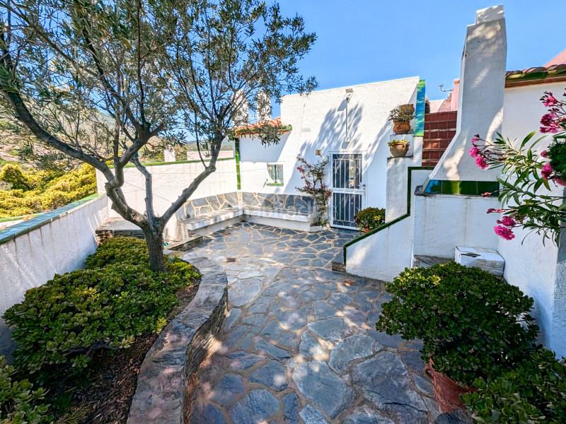 Foto 1ace24cb-e166-4d31-8fe2-e346d1f5fe9e. Casa encantadora casa de dos pisos con una vista preciosa al mar y al pueblo , una terraza soleada y una segunda terraza con en Cadaqués