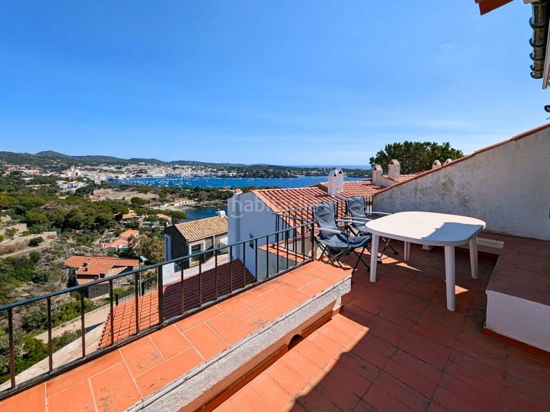 Foto be450884-0d55-410d-93c6-5ac0309ef03e. Casa encantadora casa de dos pisos con una vista preciosa al mar y al pueblo , una terraza soleada y una segunda terraza con en Cadaqués