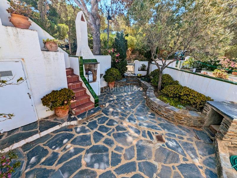 Foto daabe350-4dcb-47a6-8ca3-a516fd40f440. Casa encantadora casa de dos pisos con una vista preciosa al mar y al pueblo , una terraza soleada y una segunda terraza con en Cadaqués