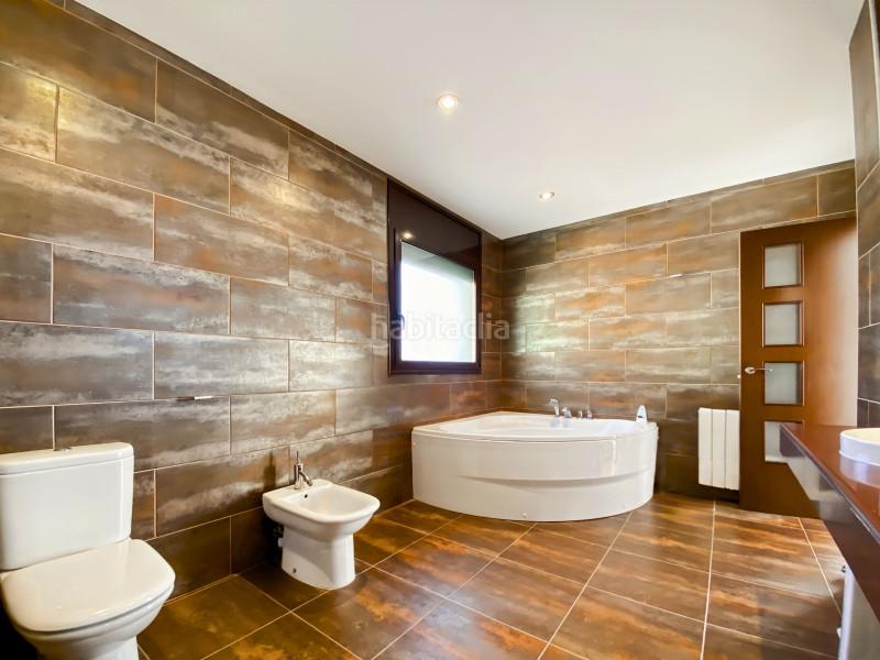 Foto 69aae21e-9d9e-44b3-ad18-68a270fd10b2. Casa le presentamos esta villa ubicada en la exclusiva residencia de els olivars, . esta elegante propiedad combina lujo y confor en Pau