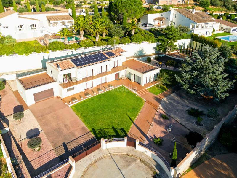 Foto fad4624f-0a52-4909-8807-c3b565777c7a. Casa le presentamos esta villa ubicada en la exclusiva residencia de els olivars, . esta elegante propiedad combina lujo y confor en Pau