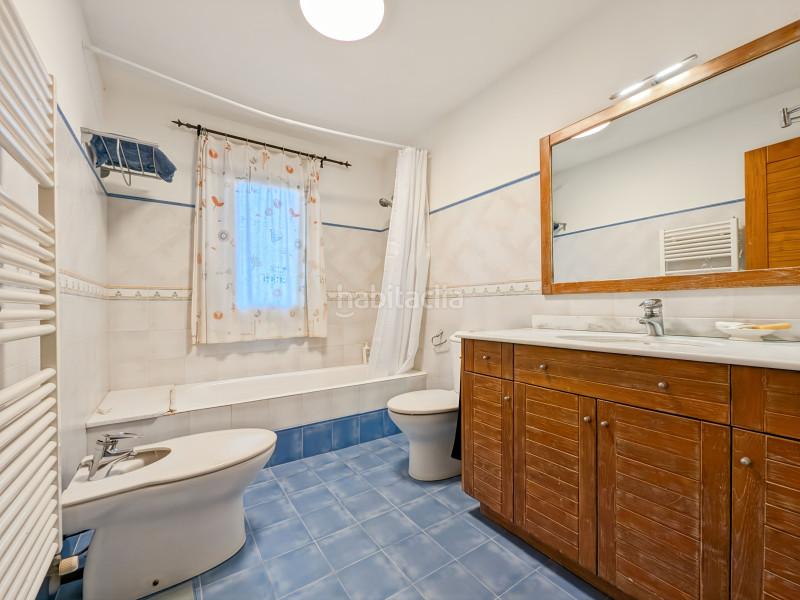 Foto 1366f0be-1cf7-4f5b-a1d1-a001bf9bc500. Casa amb calefacció aparcament piscina a Eixample Residencial Escala (L´)