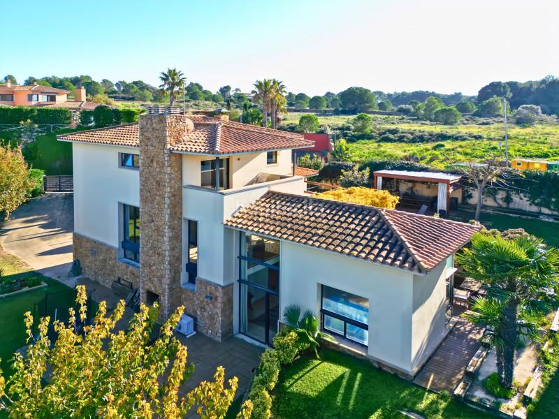 Foto 55433ea6-a866-4008-8179-4e2b567d5bba. Casa amb calefacció aparcament piscina a Eixample Residencial Escala (L´)