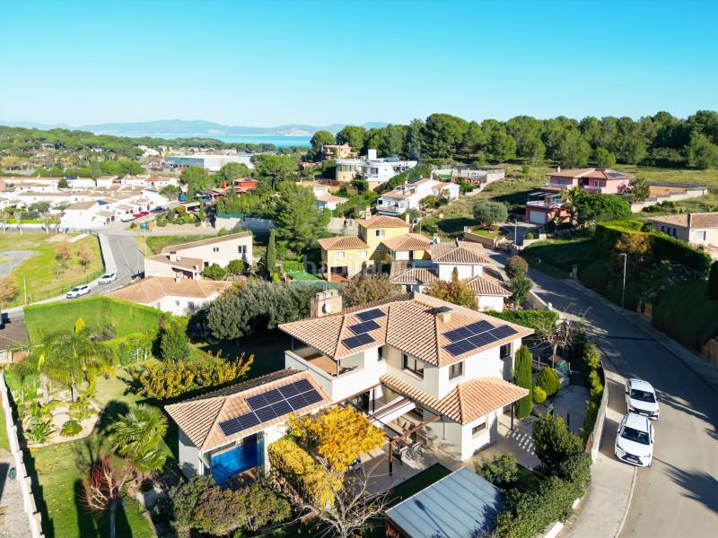 Foto a2bf3d08-bff1-4af5-bf00-a839930fd249. Casa amb calefacció aparcament piscina a Eixample Residencial Escala (L´)