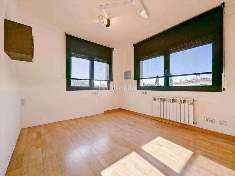 Foto b54623fe-3cbb-4e39-bf69-b5af30313d9a. Casa amb calefacció aparcament piscina a Eixample Residencial Escala (L´)
