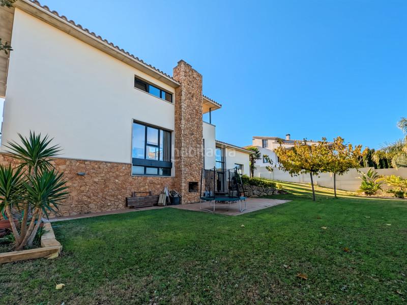 Foto b5e6145f-9459-43b3-adf8-5560f4eee7a2. Casa amb calefacció aparcament piscina a Eixample Residencial Escala (L´)