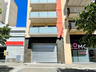 Local Comercial  Carrer de l'empordà. Oportunidad de adquirir un local comercial en venta en la plaza