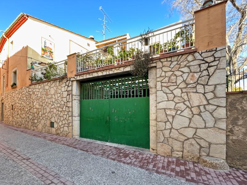 Foto 4006c1d9-db92-45d6-84b2-7cbd26e40539. Casa se vende esta casa con terraza soleada situada en el centro del pueblo , a pocos minutos de figueres.la propiedad está en Borrassà