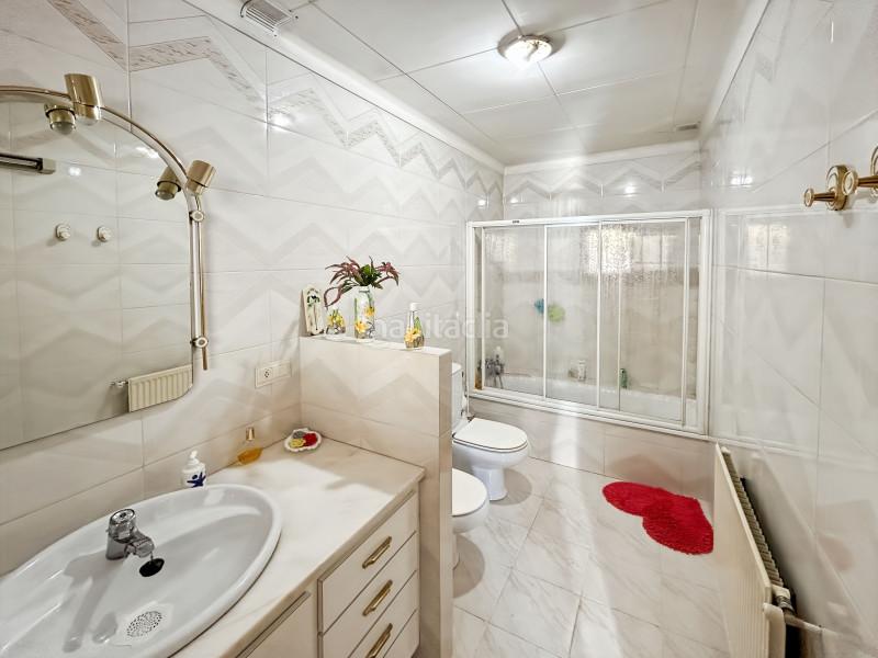 Foto a1454987-757d-4ad5-83f8-431a34176f5f. Casa se vende esta casa con terraza soleada situada en el centro del pueblo , a pocos minutos de figueres.la propiedad está en Borrassà